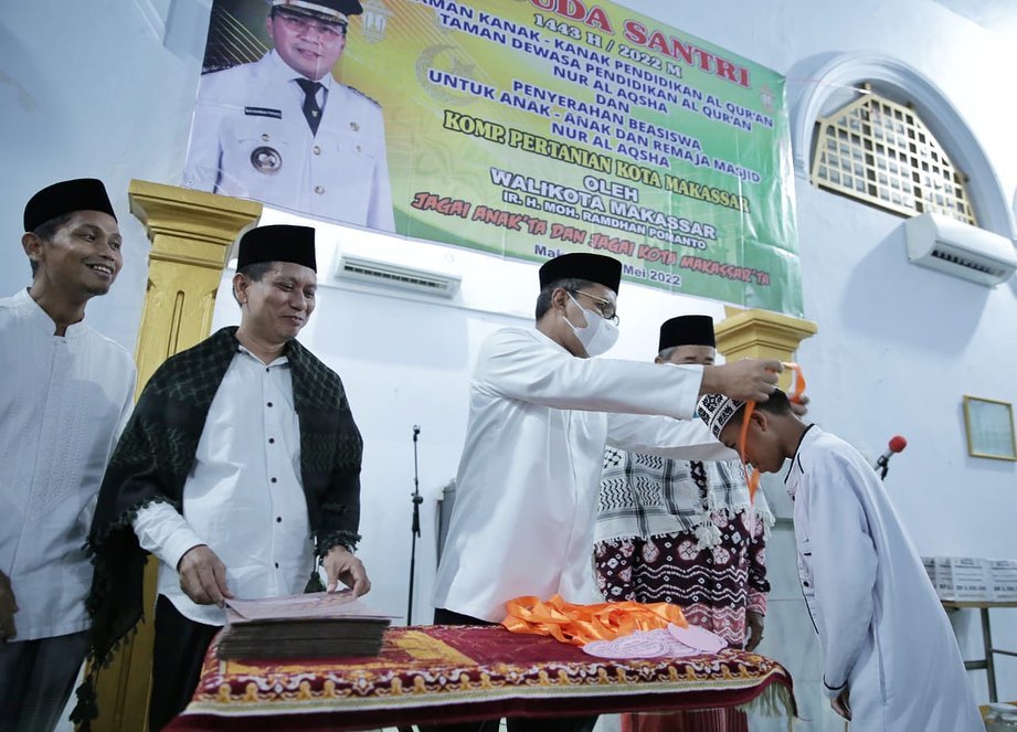 Usai Salat Subuh Berjamaah Danny Mewisuda Santri Pendidikan Alquran